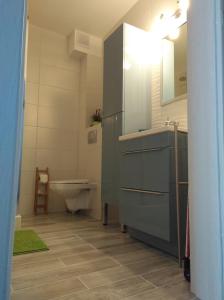 ポゴジェリツァにあるMarynarski 6のバスルーム(洗面台、トイレ付)