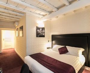 ein Schlafzimmer mit einem großen Bett in einem Zimmer in der Unterkunft Minerva Relais in Rom
