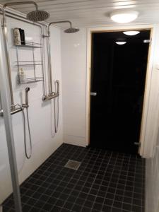Kylpyhuone majoituspaikassa Wanha Neuvola Guesthouse & Apartment
