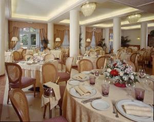 Reštaurácia alebo iné gastronomické zariadenie v ubytovaní Hotel Savoy Palace