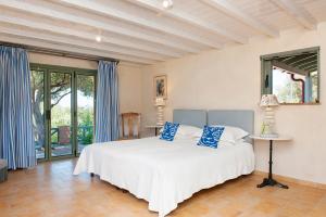 A bed or beds in a room at Marnei Mare