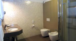 une salle de bains avec lavabo, toilettes et douche dans l'établissement Villa Gioiosa, à Diano Marina