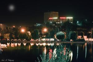 - Vistas a la ciudad por la noche con un lago en Kirovakan Hotel en Vanadzor