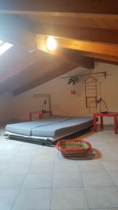 ペーザロにあるMargaritaの屋根裏部屋のベッド1台(テーブル、椅子付)