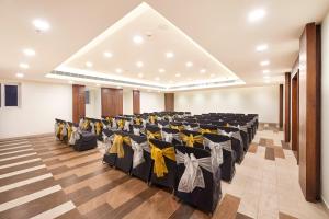 una sala banchetti con file di sedie in una stanza di ZIBE Salem By GRT Hotels a Salem