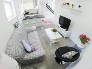 a living room with a couch and a tv at Casa d'Avó in Porto