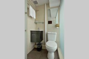 Ένα μπάνιο στο B&B Mongkok Hotel