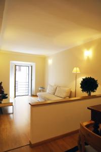 - une chambre avec un lit et une lampe dans l'établissement Milano centro - Heart of BRERA, à Milan