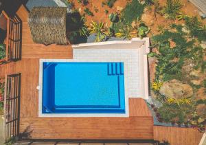 una vista aérea de una piscina en una casa en Rarotonga GolfSeaView, en Rarotonga