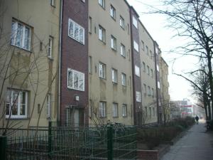 柏林的住宿－西羅斯公寓，前面有栅栏的高楼