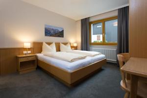 a hotel room with a bed and a window at Apart Val Sula in Sankt Anton am Arlberg