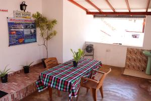 een kamer met een tafel en stoelen en een raam bij Sun Hopes in Mirissa