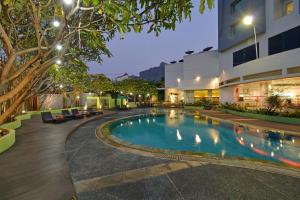 Bazén v ubytování Cityloog Hotel Tebet Jakarta nebo v jeho okolí