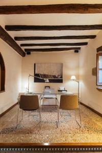 Un comedor con mesa y sillas en Hotel Cresol, en Calaceite