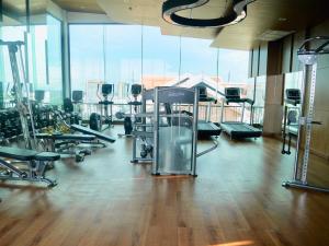 Fitness centrum a/nebo fitness zařízení v ubytování The Astra Luxury Condo in Town