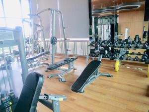 Fitness centrum a/nebo fitness zařízení v ubytování The Astra Luxury Condo in Town