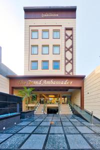 a view of the grand entrance to the grand entrance to the grand inn ambassador at The Grand Ambassador in Phagwāra