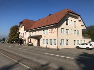 Hotel Eintracht في Oberbipp: سيارة بيضاء متوقفة أمام مبنى كبير