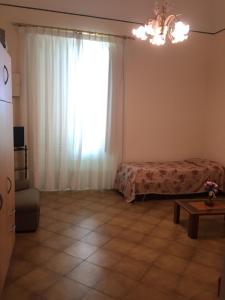 アチレアーレにあるResidenza Orsolaのリビングルーム(ベッド1台、窓付)