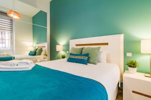 マドリードにあるPlaza del Callao IIの青と白のベッドルーム(大型ベッド1台付)