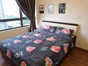 um quarto com uma cama com uma colcha e almofadas em Luxury Resort Suite Kuala Lumpur@5mins to Mid Valley, Sunway em Kuala Lumpur