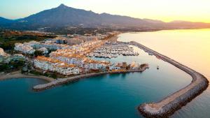una vista aérea de un puerto deportivo con barcos en el agua en Atico Puerto Banus, Marbella, en Marbella