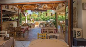 Reštaurácia alebo iné gastronomické zariadenie v ubytovaní Iniohos Zante Hotel & Suites
