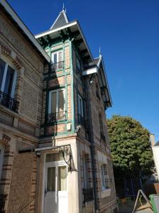 un edificio con una torre encima en Calme et repos en ville en Châlons-en-Champagne