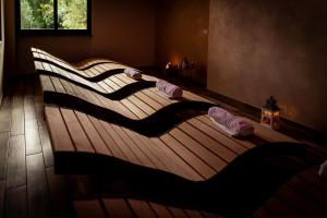 un grande letto in legno con cuscini viola in una stanza di Park Hotel Zanzanù a Tignale