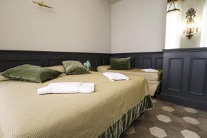 2 letti in una camera da letto con asciugamani di Residenza Ki a Roma