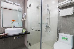 Koupelna v ubytování Hanoi Bel Ami Hotel