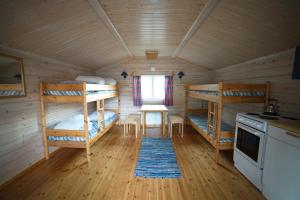 Zimmer mit Etagenbetten in einer Hütte in der Unterkunft Gullesfjord Camping in Gullesfjord