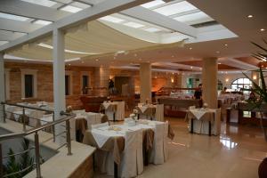 ein Esszimmer mit weißen Tischen und Stühlen in der Unterkunft Macaris Suites & Spa in Rethymno