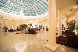 - un hall doté d'un grand plafond en forme de dôme de verre dans l'établissement Acropole Tunis, à Tunis