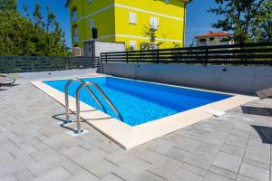 Der Swimmingpool an oder in der Nähe von Villa Neda