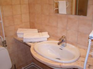 Koupelna v ubytování Hotel Victoria + 29 fotografií