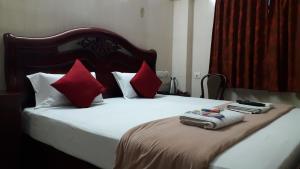 Postel nebo postele na pokoji v ubytování Grand View Residency Chennai