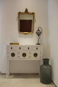 Vestidor blanco con espejo en la pared en Luxury Central Apartment, en Turín