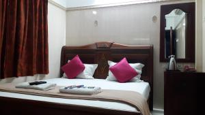 Postel nebo postele na pokoji v ubytování Grand View Residency Chennai