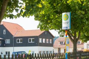 ein Parkschild vor einem Gebäude mit Häusern in der Unterkunft Harzer-Bachtaeler in Benneckenstein