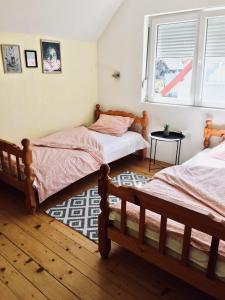 Ένα ή περισσότερα κρεβάτια σε δωμάτιο στο Apartmani Božana Vojinović