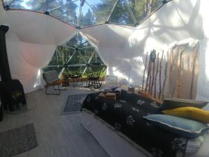Posezení v ubytování GLØD Aurora Canvas Dome