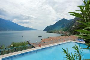 una piscina con vista su un bacino d'acqua di Centro Vacanze La Limonaia a Limone sul Garda