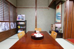 ein Esszimmer mit einem Holztisch und Stühlen in der Unterkunft 2 floors japanese style, direct to KIX, 10mins train to Namba, 5mins walk to stn , 2-6ppl in Osaka