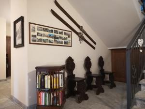 una scala con libreria di Residence Orma ad Alagna Valsesia