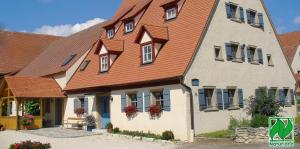 un grande edificio bianco con tetto rosso di Bio-Ferienhof Scheckenbauer a Höttingen