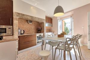 een keuken en eetkamer met een tafel en stoelen bij Boutique Chiado Duplex in Lissabon