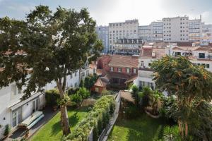 een luchtzicht op een stad met gebouwen bij Boutique Chiado Duplex in Lissabon