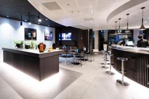 Televiisor ja/või meelelahutuskeskus majutusasutuses Novotel Suites Genève Aéroport