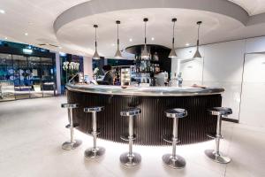 Sohvabaar või baar majutusasutuses Novotel Suites Genève Aéroport
